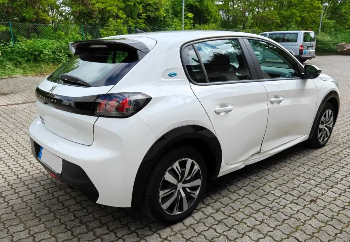 Gebraucht Peugeot 208 Active 100 kW (136 PS) 2022 Weiß Kleinwagen