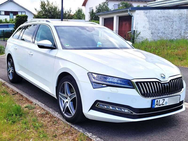 Weiß Gebraucht 2020 Skoda Superb Style Kombi | 21.900 € (Superpreis) - Bild 1/4