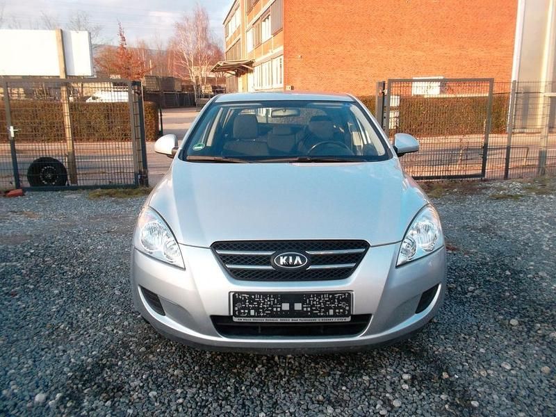 Gebraucht Kia Ceed LX 126 PS (92 kW) 2009 Silber Kleinwagen