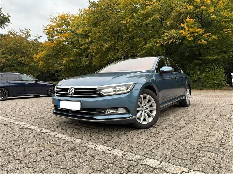 Blau Gebraucht 2016 VW Passat Highline Limousine | 13.900 € (Superpreis) - Bild 1/4