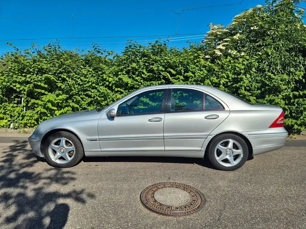 Second-hand Mercedes C200 163 CP (119 kW) 2002 Argintiu Berlinǎ