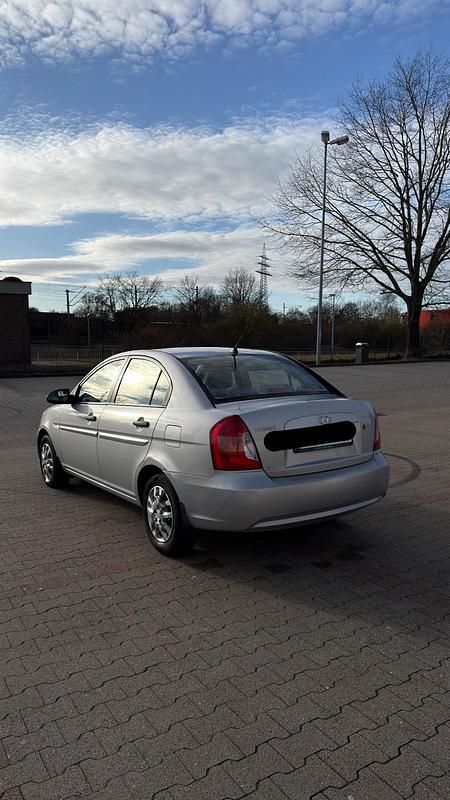 Gebraucht Hyundai Accent 97 PS (71 kW) 2008 Silber Limousine