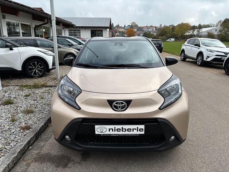 Neu Toyota Aygo X 72 PS (52 kW) 2025 Beige SUV