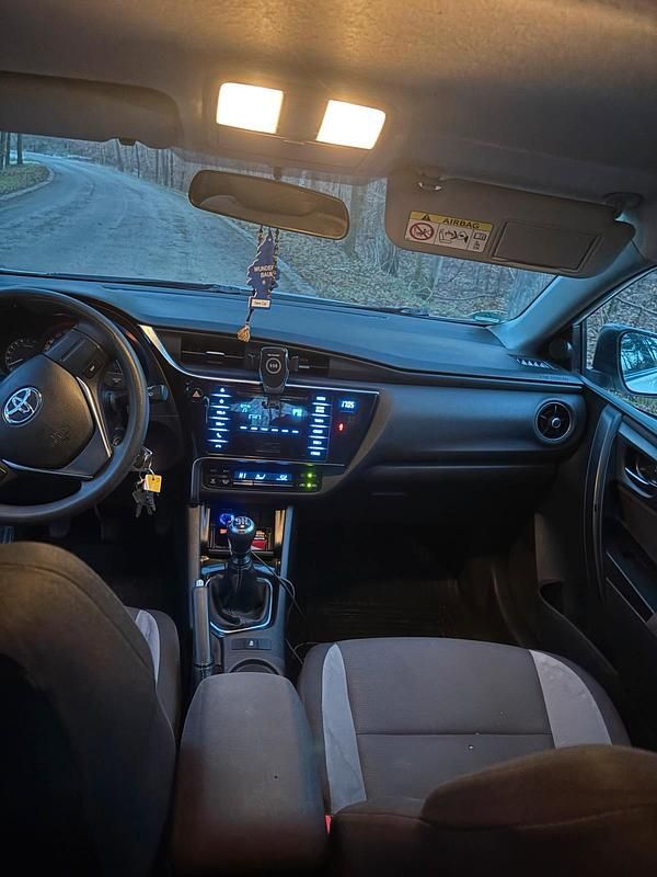 Gebraucht Toyota Auris 99 PS (72 kW) 2018 Weiß Kleinwagen