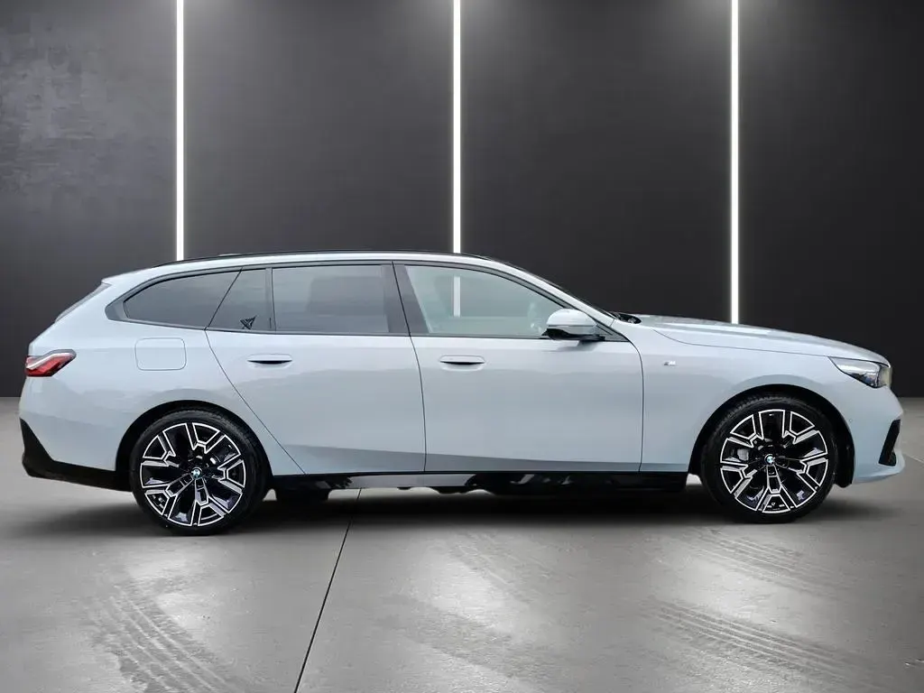Neu BMW i5 M Sport 289 kW (394 PS) 2025 Brooklyn grau metallic Kombi