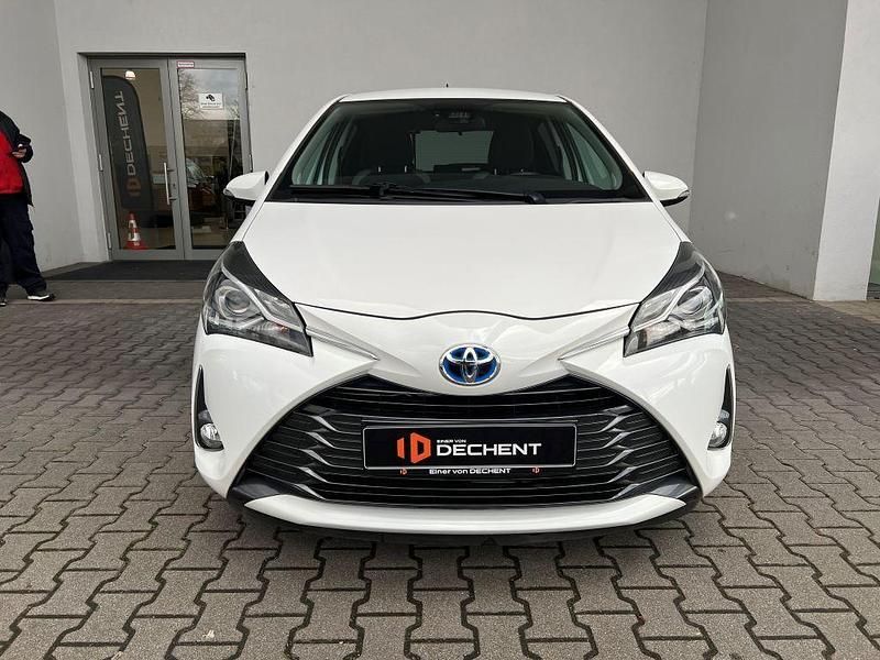 Gebraucht Toyota Yaris Hybrid 101 PS (74 kW) 2019 Weiß Limousine