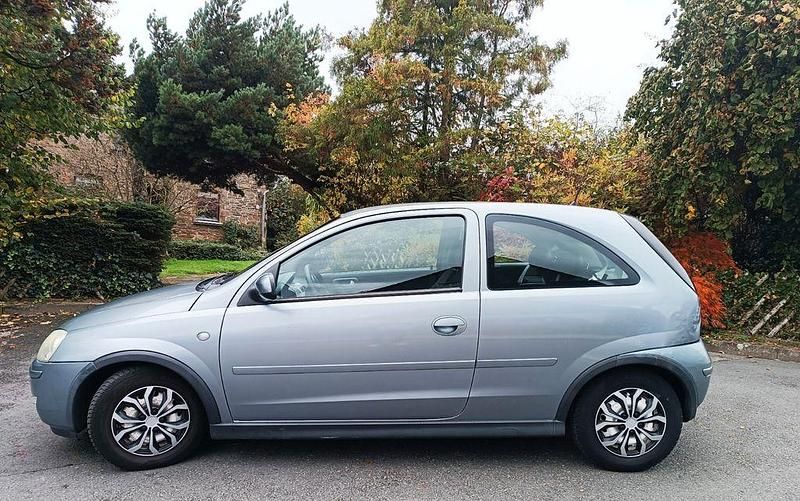 Grau Gebraucht 2006 Opel Corsa Edition Limousine | 1.650 € (Guter Preis) - Bild 1/4
