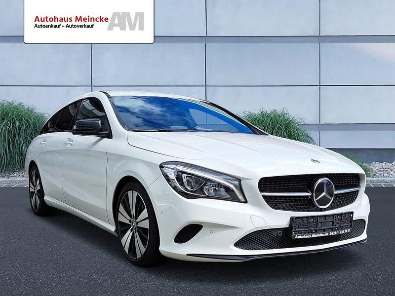 Weiß Gebraucht 2019 Mercedes CLA200 Shooting Brake Kombi | 17.900 € (Guter Preis) - Bild 1/4