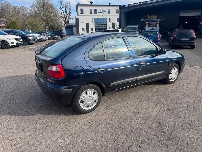 Gebraucht Renault Mégane 95 PS (69 kW) 2000 Blau Kleinwagen