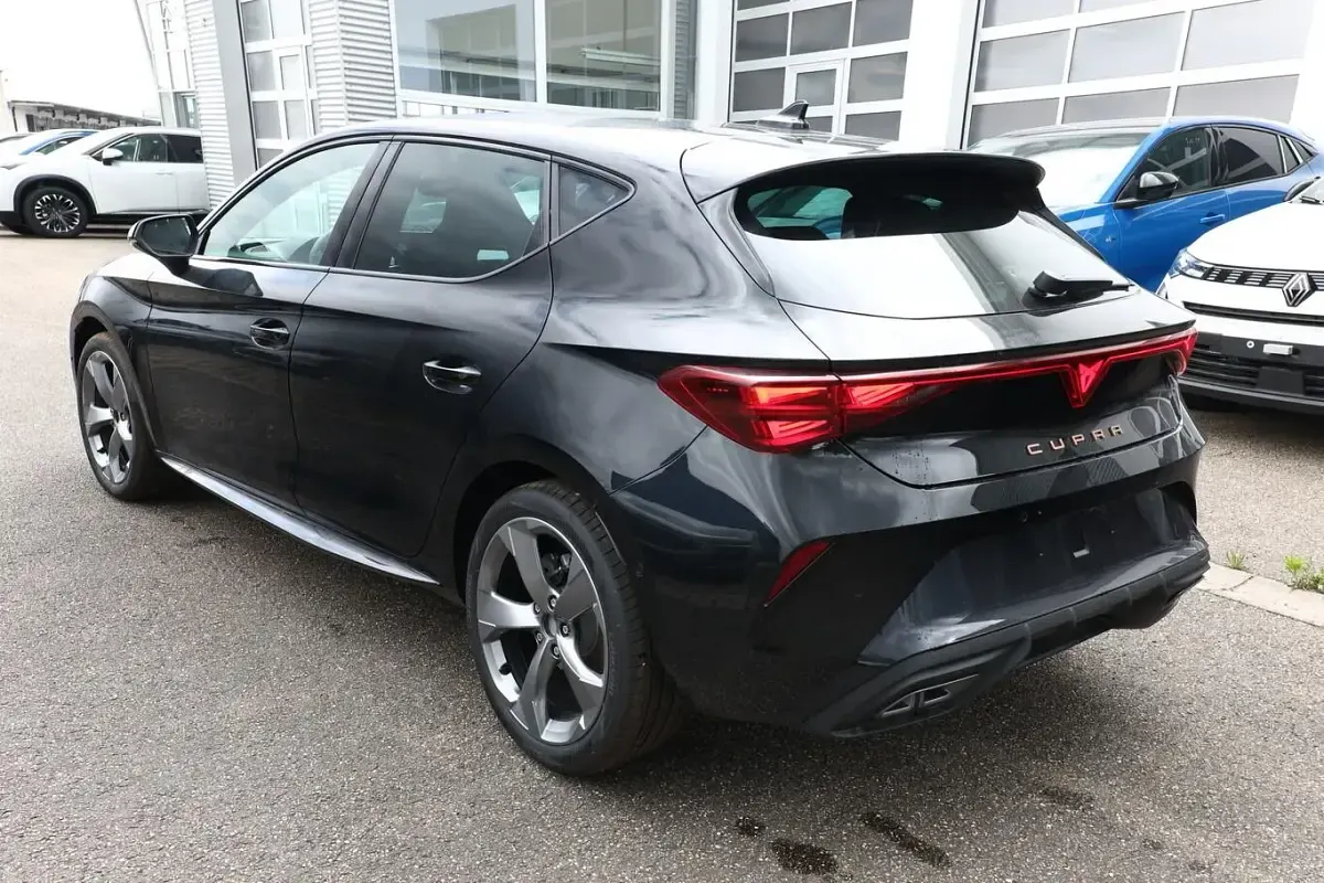 Neu Cupra Leon 150 PS (110 kW) 2026 Midnight schwarz metallic Limousine