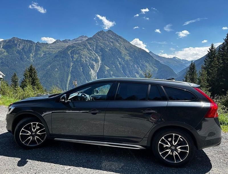 Grau Gebraucht 2016 Volvo V60 CC Summum Kombi | 15.000 € (Fairer Preis) - Bild 1/4