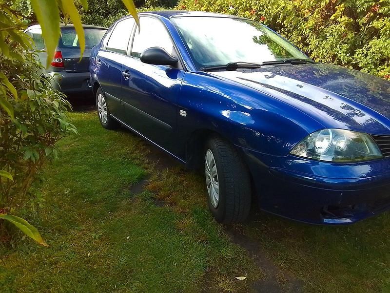 Blau Gebraucht 2003 Seat Cordoba Limousine | 1.590 € (Fairer Preis) - Bild 1/4