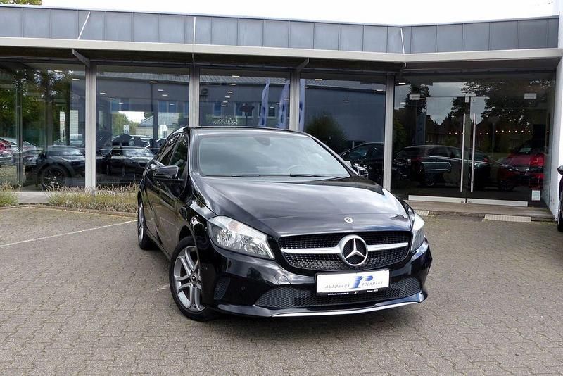 Nachtschwarz unilack Gebraucht 2017 Mercedes A180 Limousine | 15.890 € (Fairer Preis) - Bild 1/4