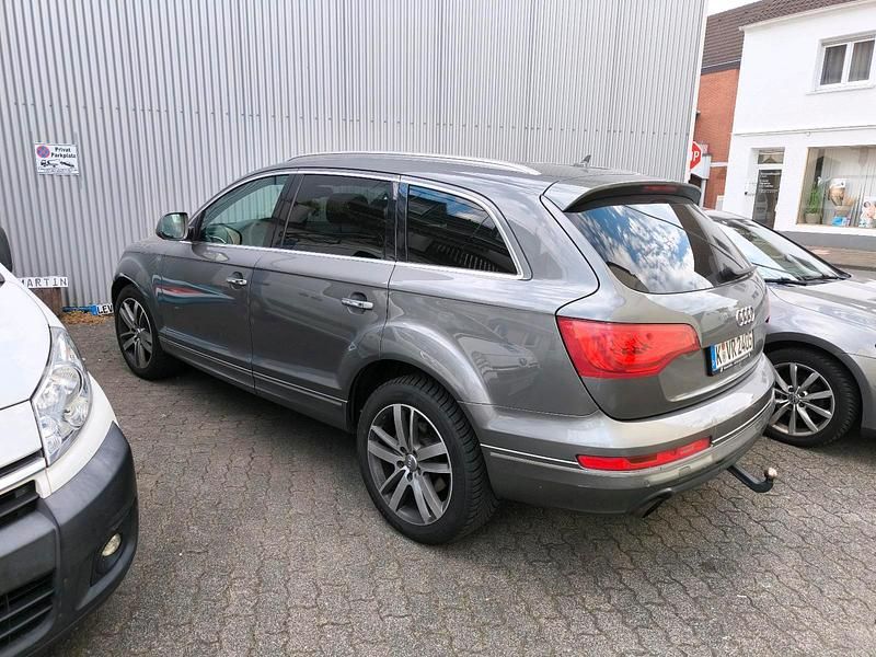 Grau Gebraucht 2011 Audi Q7 SUV | 10.700 € (Fairer Preis) - Bild 1/4