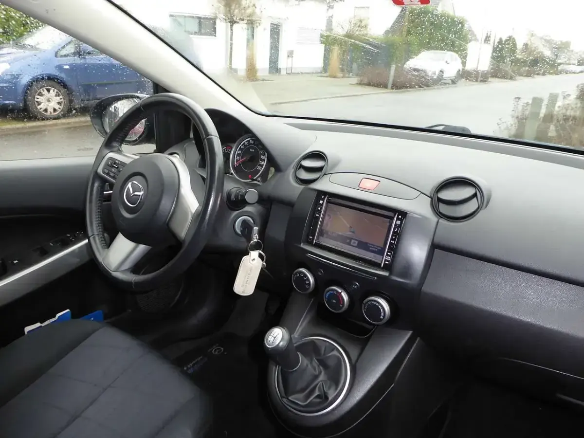 Używany Mazda 2 Center-Line 84 KM (61 kW) 2013 Niebieski Hatchback