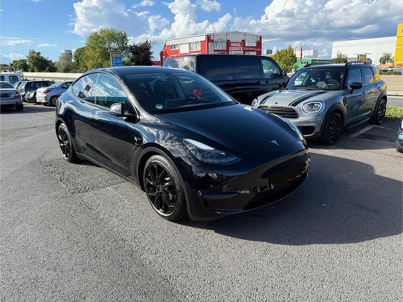 Schwarz Gebraucht 2022 Tesla Model Y Long Range AWD SUV | 37.700 € (Etwas zu teuer) - Bild 1/4