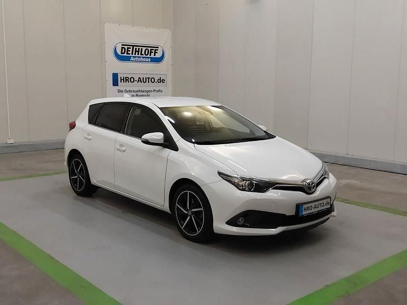 Weiß Gebraucht 2017 Toyota Auris Hybrid Edition-S Limousine | 12.500 € (Fairer Preis) - Bild 1/4