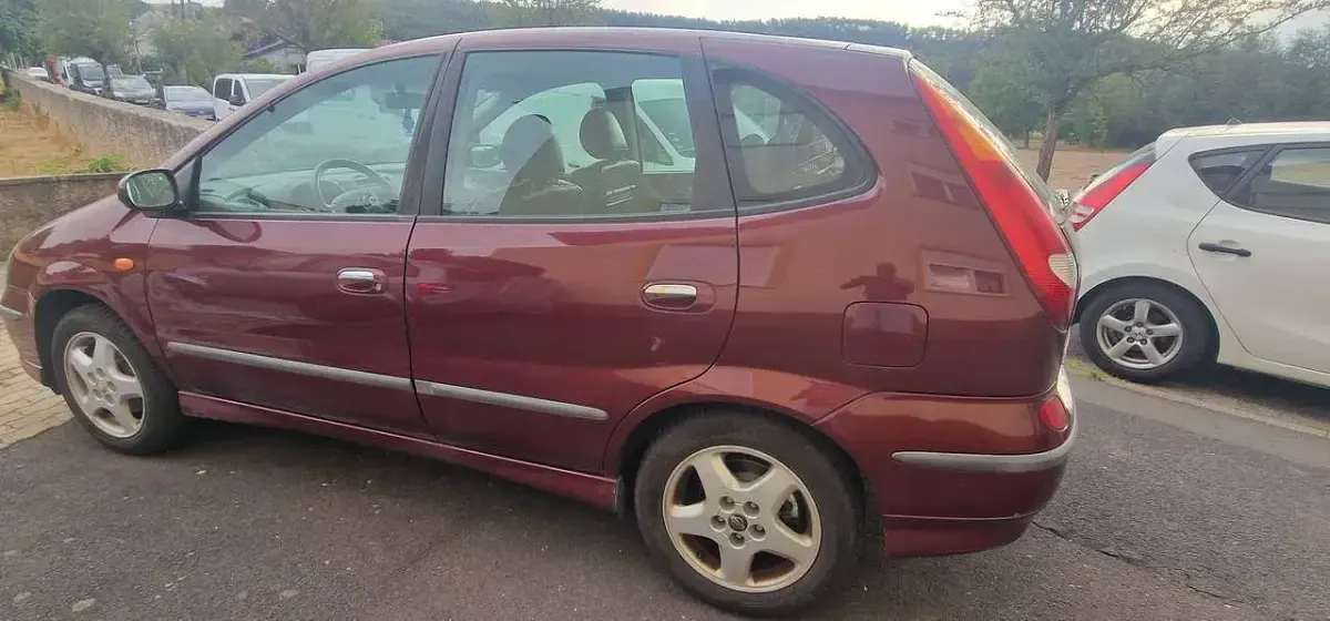 Gebraucht Nissan Almera Tino 114 PS (83 kW) 2003 Rot Van / Kleinbus