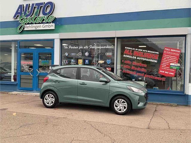 Mangrove green met Gebraucht 2024 Hyundai i10 Comfort Kleinwagen | 16.490 € (Fairer Preis) - Bild 1/4