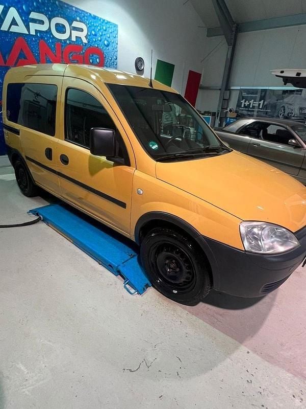 Używany Opel Combo 90 KM (66 kW) 2005 Żółty Minivan