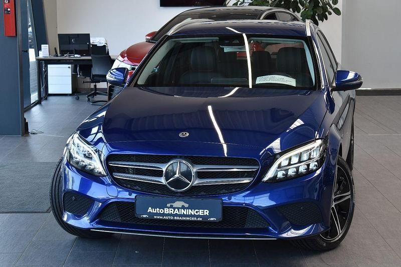 Blau Gebraucht 2019 Mercedes C300e Avantgarde Limousine | 21.550 € (Guter Preis) - Bild 1/4