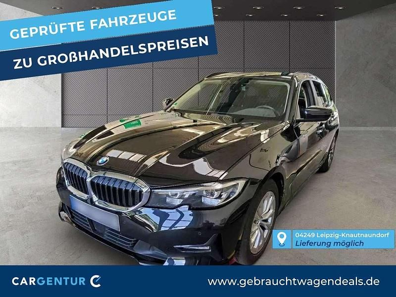 Black sapphire (metallic) Gebraucht 2022 BMW 320 Advantage Kombi | 23.190 € (Guter Preis) - Bild 1/2