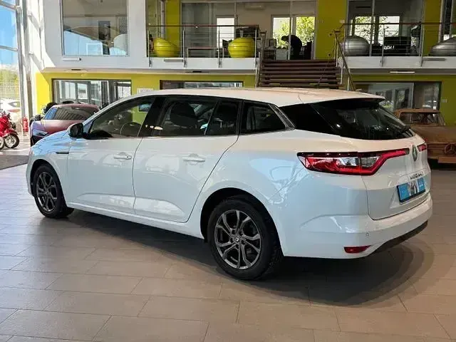 Używany Renault Mégane Play 132 KM (97 kW) 2017 Biały Sedan/Limuzyna