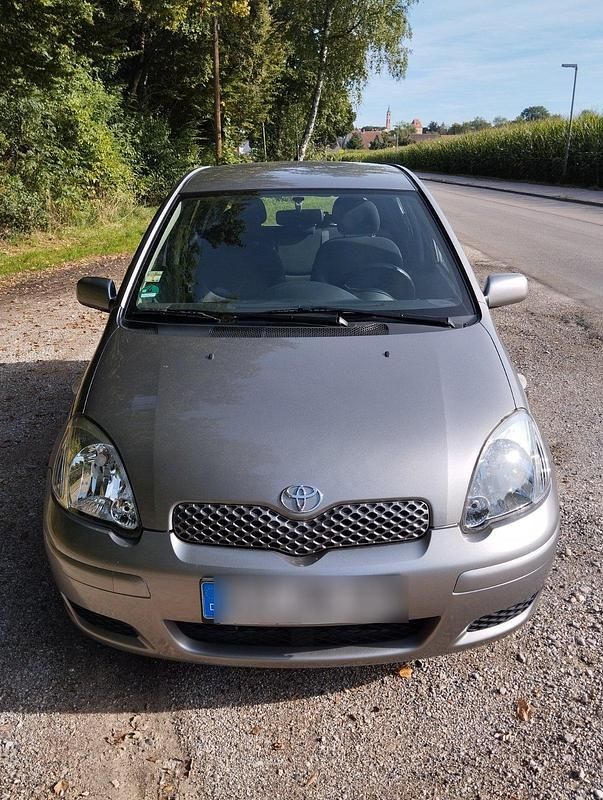 Silber Gebraucht 2004 Toyota Yaris Kleinwagen | 500 € (Superpreis) - Bild 1/4
