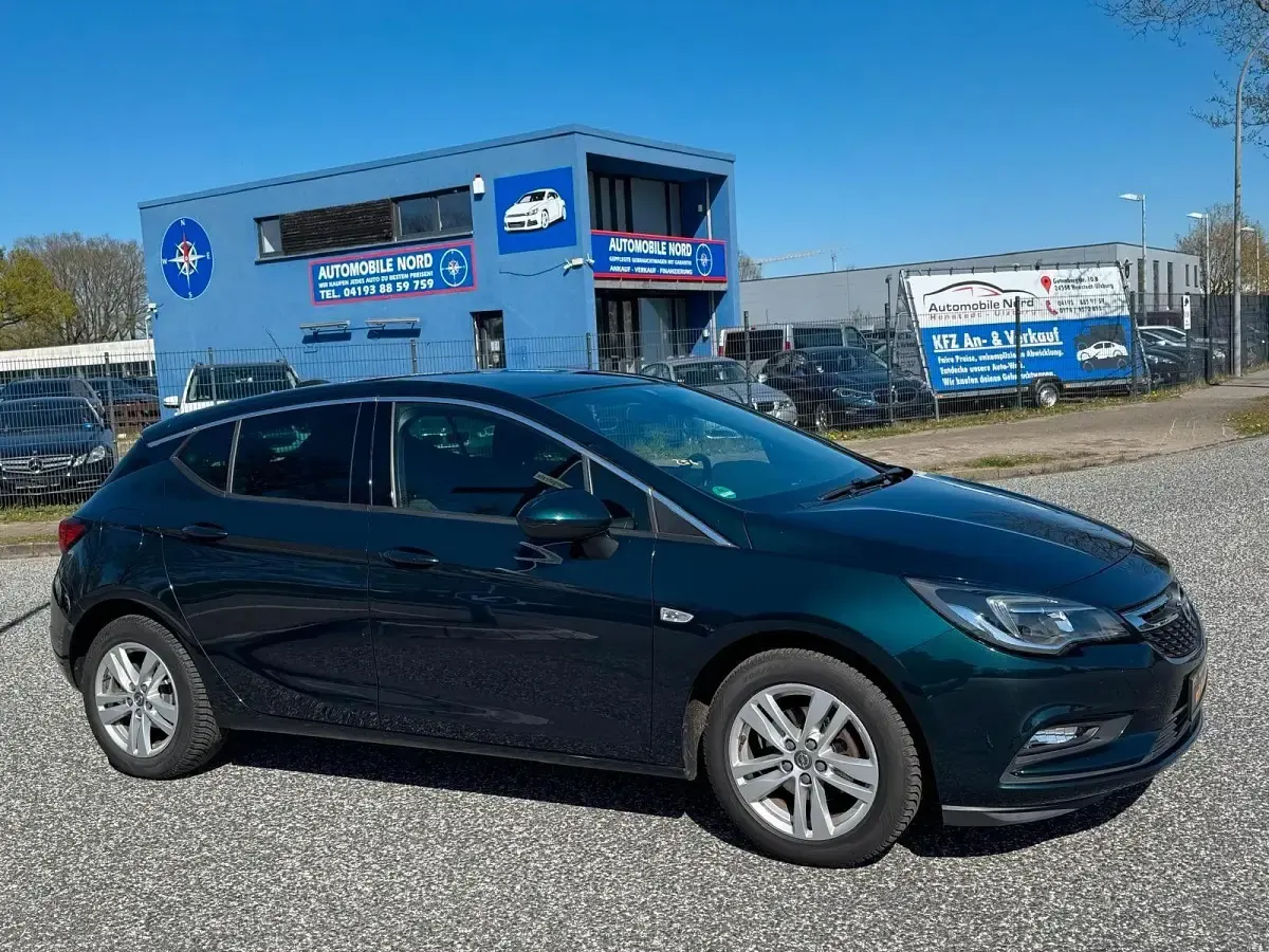 Gebraucht Opel Astra Dynamic 105 PS (77 kW) 2017 Grün Limousine