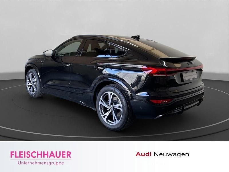 Neu Audi Q6 Sportback e-tron Performance 225 kW (306 PS) 2026 Mythosschwarz metallic SUV