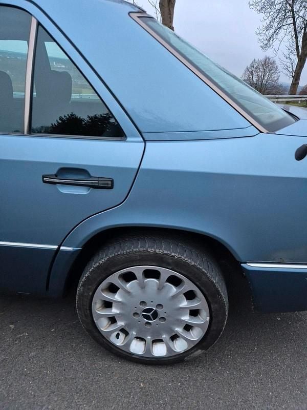 Gebraucht Mercedes E230 1991 Blau Limousine