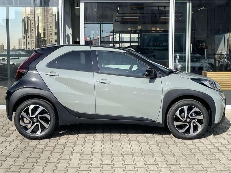 Neu Toyota Aygo X Design 72 PS (52 kW) 2025 Juniper blue metallic/dach mys SUV