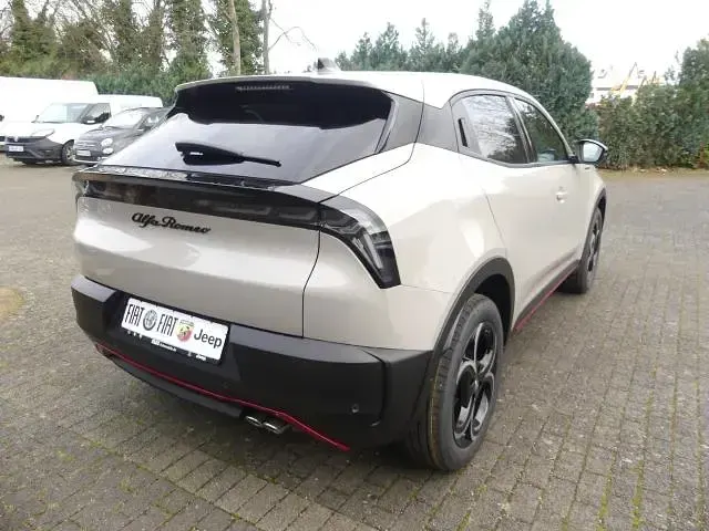 Neu Alfa Romeo Junior Edizione Speciale 145 PS (106 kW) 2025 Beige SUV