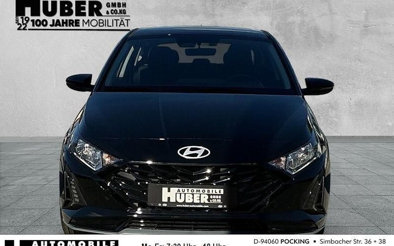 Neu Hyundai i20 Trend 101 PS (74 kW) 2025 Schwarz metallic Limousine
