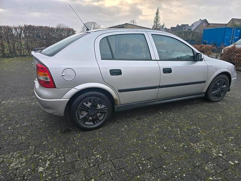 Gebraucht Opel Astra 101 PS (74 kW) 2002 Silber Limousine