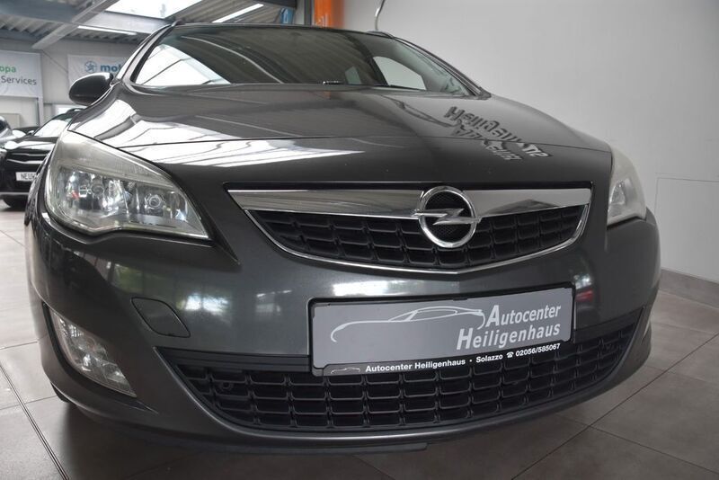 Grau Gebraucht 2011 Opel Astra Design Edition Kombi | 2.280 € (Etwas zu teuer) - Bild 1/4