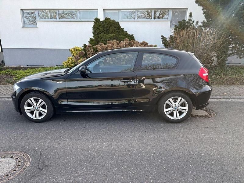 Gebraucht BMW 116 122 PS (89 kW) 2009 Schwarz Kleinwagen