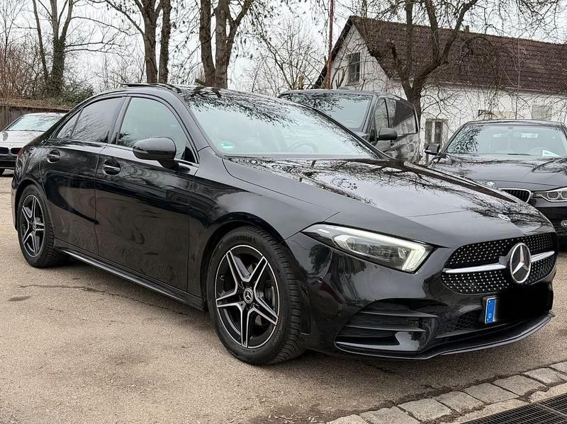 Gebraucht Mercedes A200 163 PS (119 kW) 2020 Kosmosschwarz Limousine