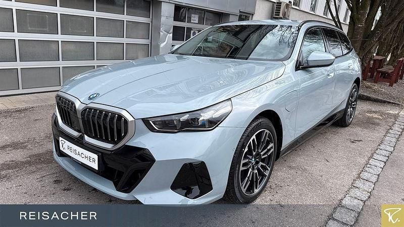 Neu BMW 530e Performance 299 PS (219 kW) 2026 Grau Kombi