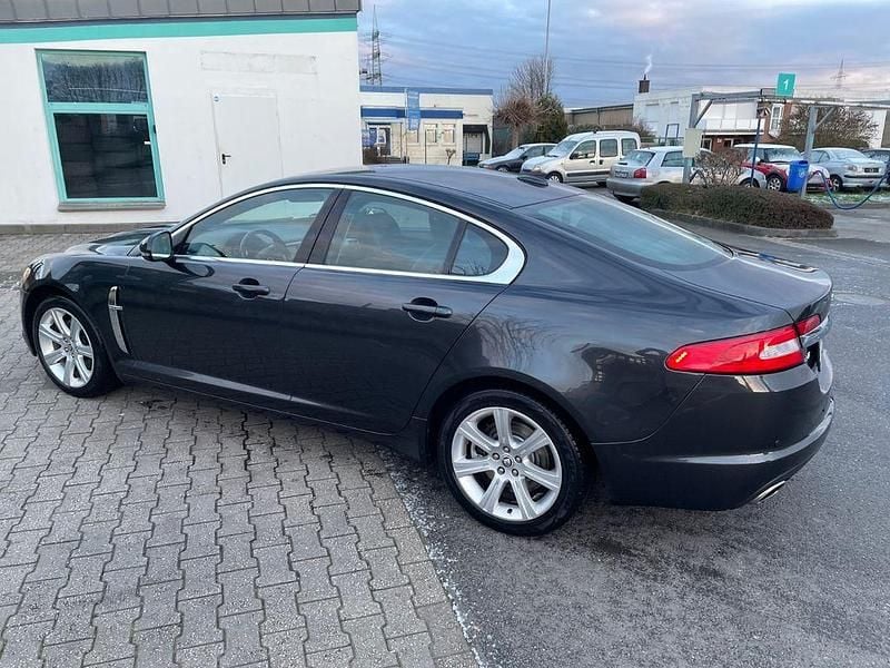 Grau Gebraucht 2011 Jaguar XF Luxury Limousine | 6.500 € (Superpreis) - Bild 1/4