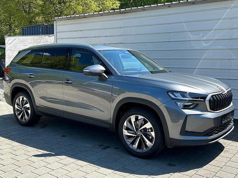 Graphitegrau metallic graphitegrau metallic Neu 2025 Skoda Kodiaq Selection SUV | 41.490 € (Guter Preis) - Bild 1/4