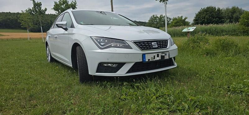 Weiß Gebraucht 2020 Seat Leon XCELLENCE Limousine | 18.499 € (Fairer Preis) - Bild 1/4