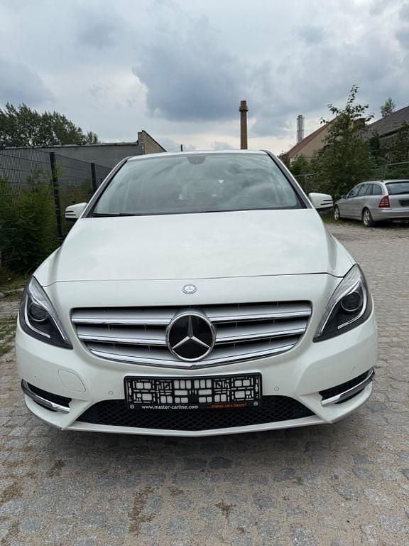 Weiß Gebraucht 2013 Mercedes B180 Van / Kleinbus | 11.800 € (Superpreis) - Bild 1/4