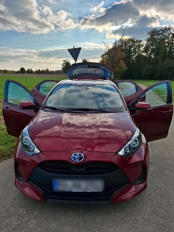 Rot Gebraucht 2020 Toyota Yaris Team Kleinwagen | 16.700 € (Fairer Preis) - Bild 1/4
