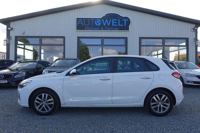 Weiß Gebraucht 2018 Hyundai i30 Limousine | 12.380 € (Guter Preis) - Bild 1/4