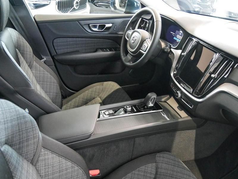 Gebraucht Volvo V60 Core 197 PS (144 kW) 2025 Blau Kombi