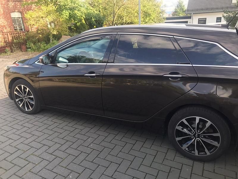 Gebraucht Hyundai i40 Trend 141 PS (103 kW) 2016 Braun Kombi