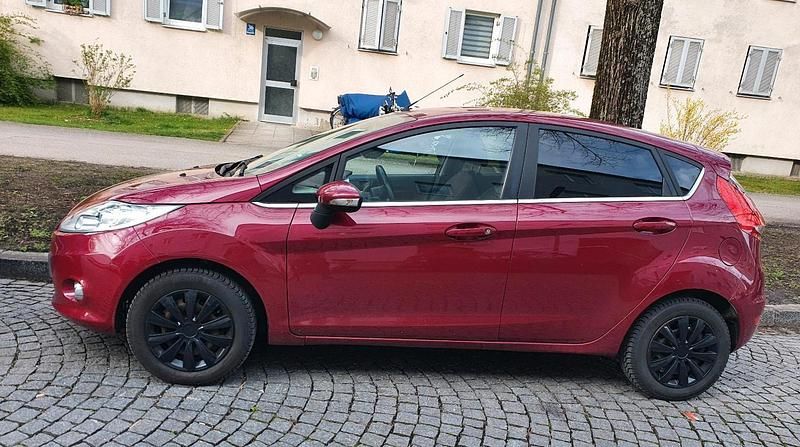 Gebraucht Ford Fiesta 97 PS (71 kW) 2009 Rot Kleinwagen