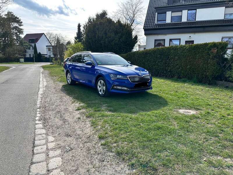 Blau Gebraucht 2020 Skoda Superb Style Kombi | 23.800 € (Fairer Preis) - Bild 1/4