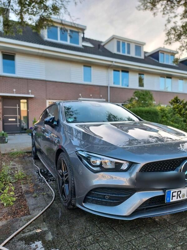 Grau Gebraucht 2019 Mercedes CLA200 Shooting Brake AMG line Kombi | 26.500 € (Fairer Preis) - Bild 1/4